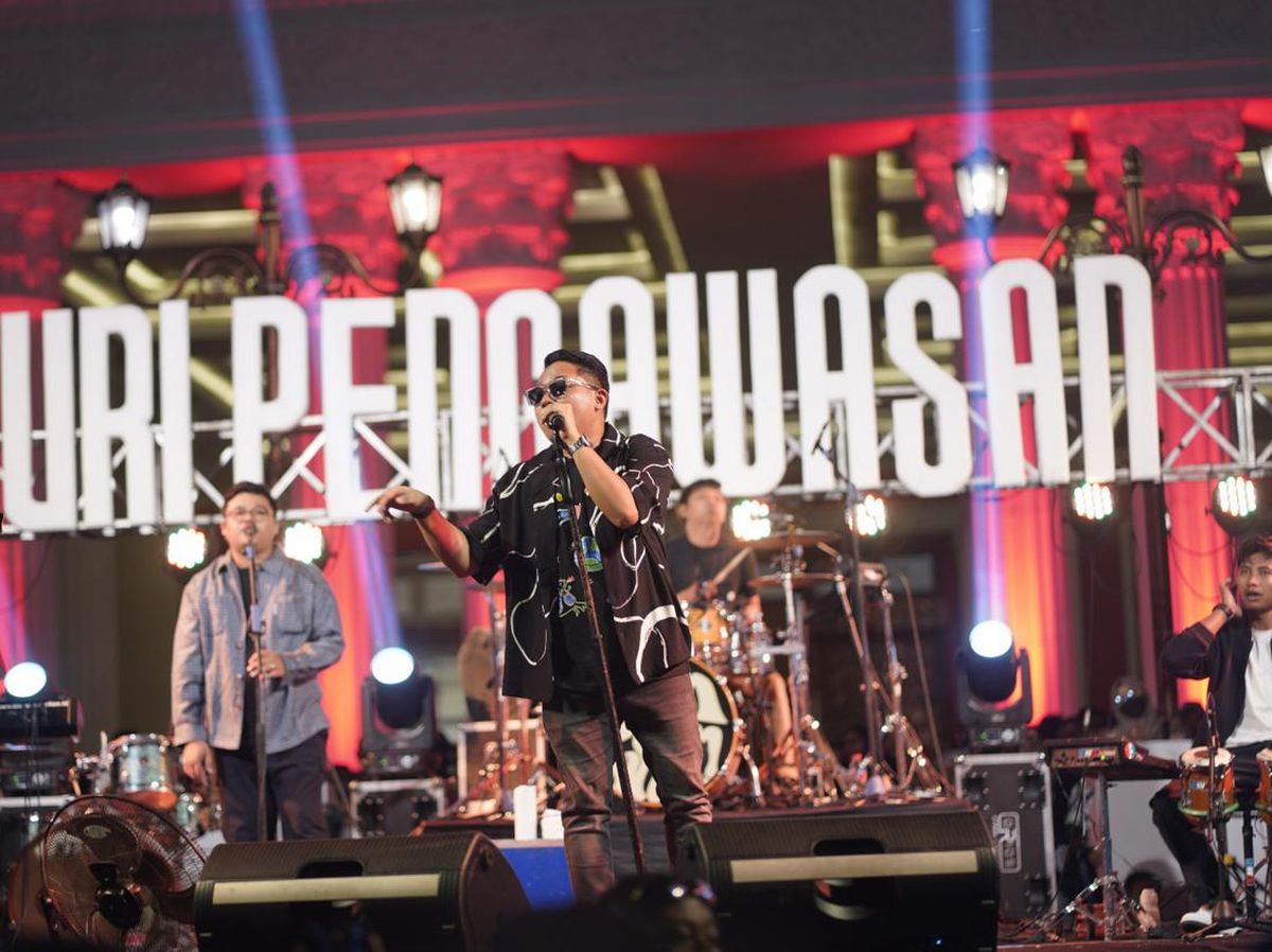 Vokalis GuyonWaton Faisal Bagus Live